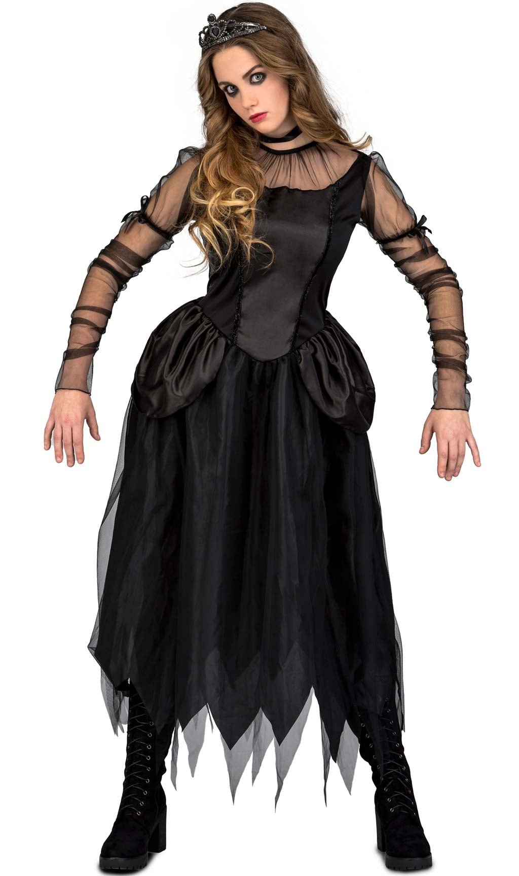 Una donna in un abito in stile gotico con un mantello nero.