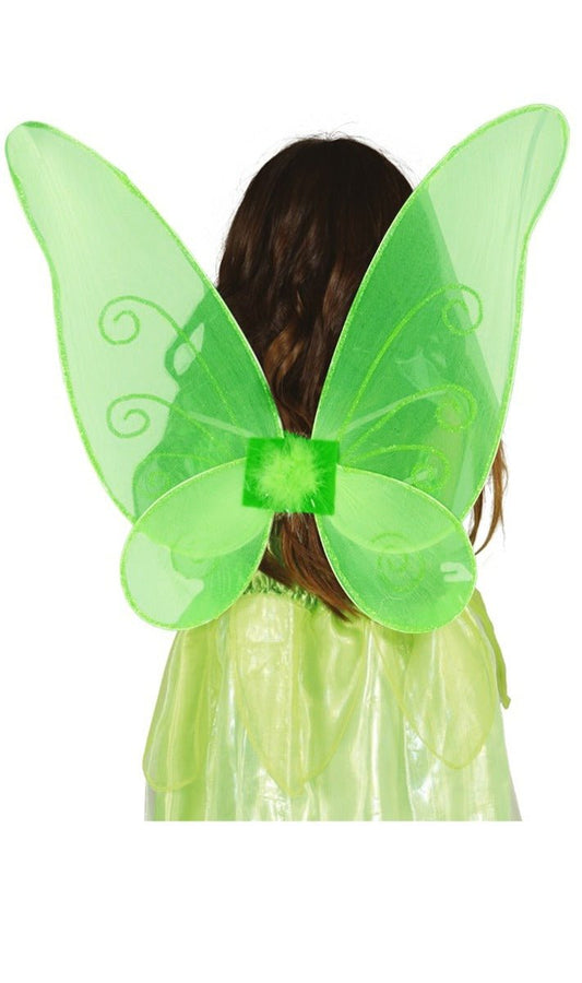 Una donna in costume da fata con le ali e una farfalla in testa