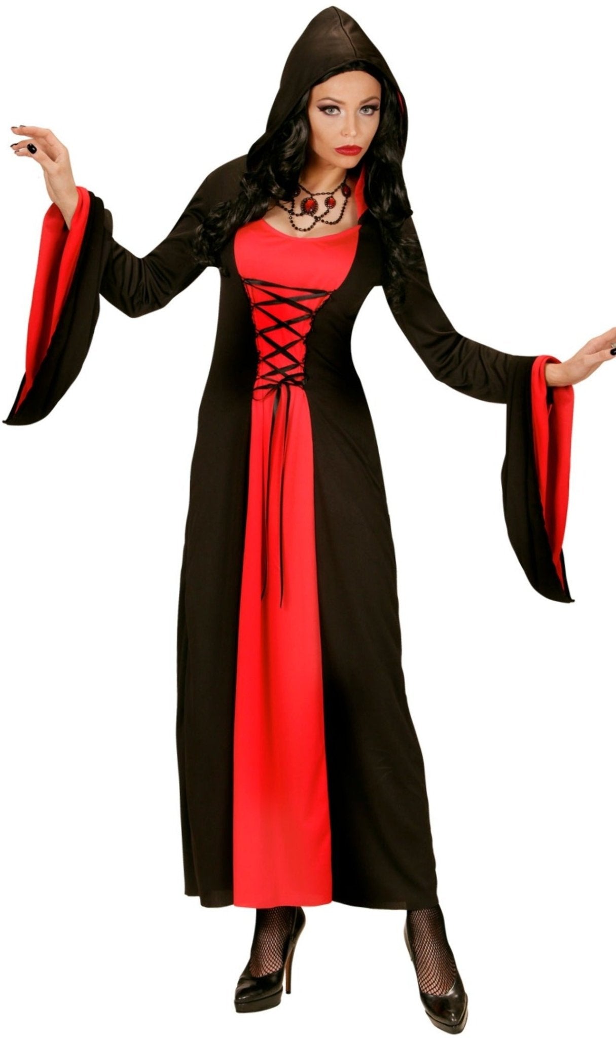 Una donna in un abito in stile gotico con un mantello nero.